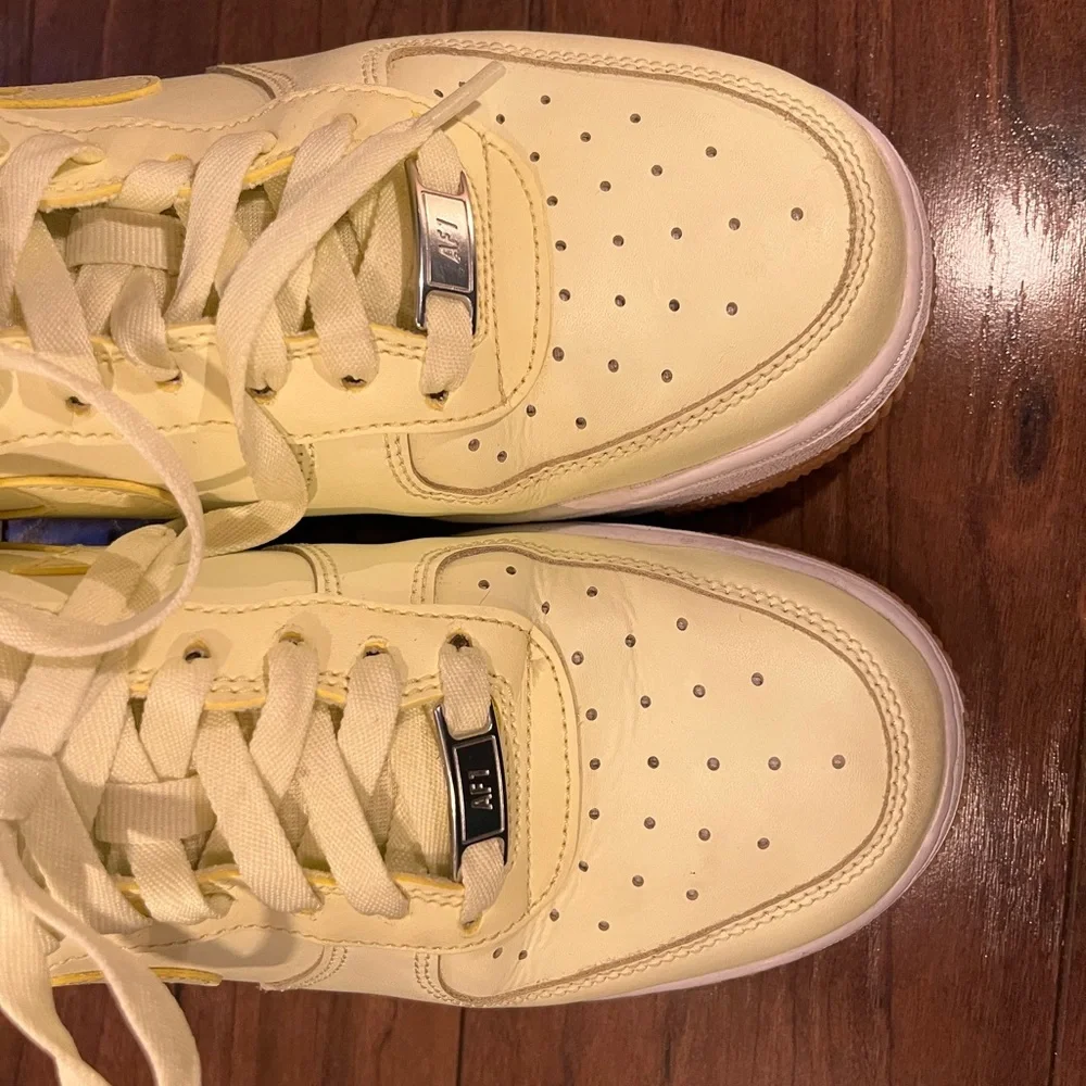 Bright yellow and white Nike Air Force 1 ‘07 Premium. Women’s size 7.5. - Picture 5 of 5